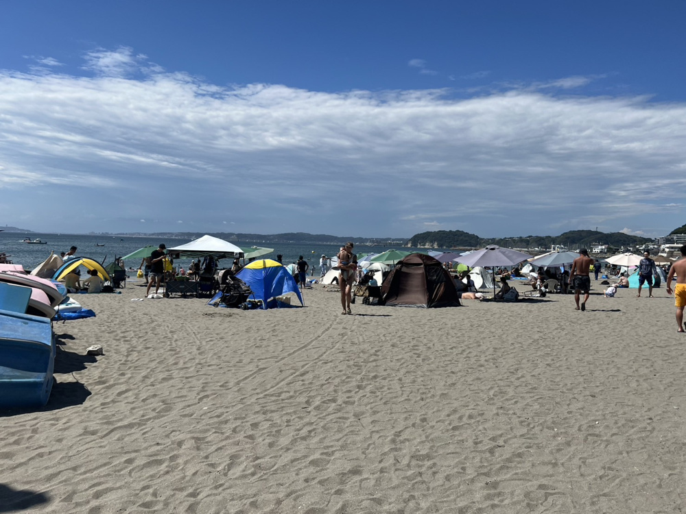 お盆の森戸海岸の画像