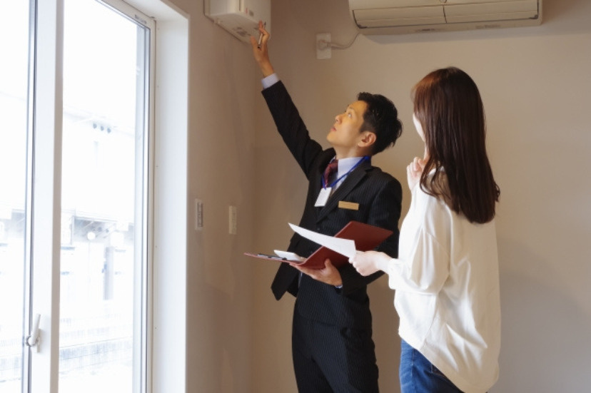 内見中の女性と不動産会社職員