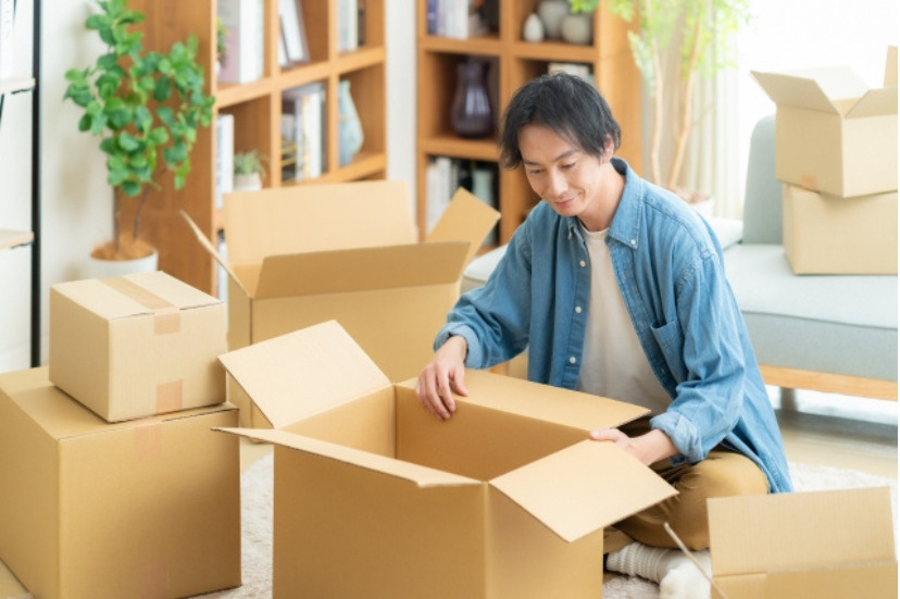 引っ越し準備をする男性
