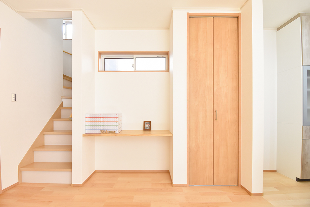 リビングイン階段・カウンター・リビング収納