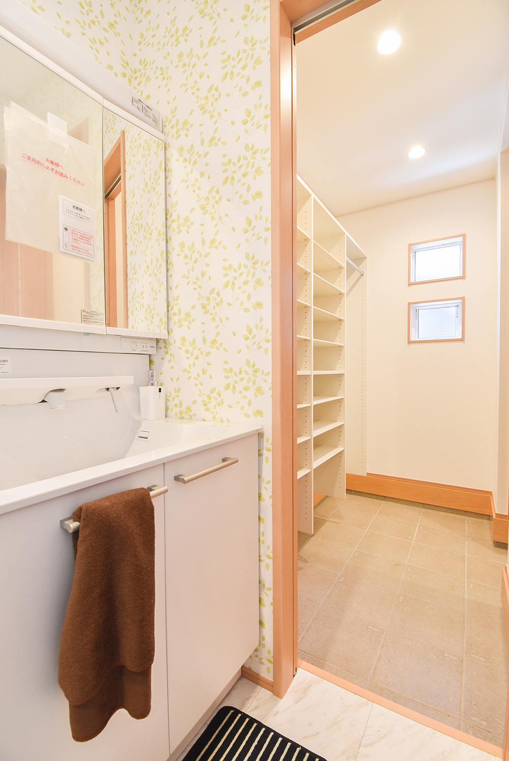 シューズクロークから続く洗面室