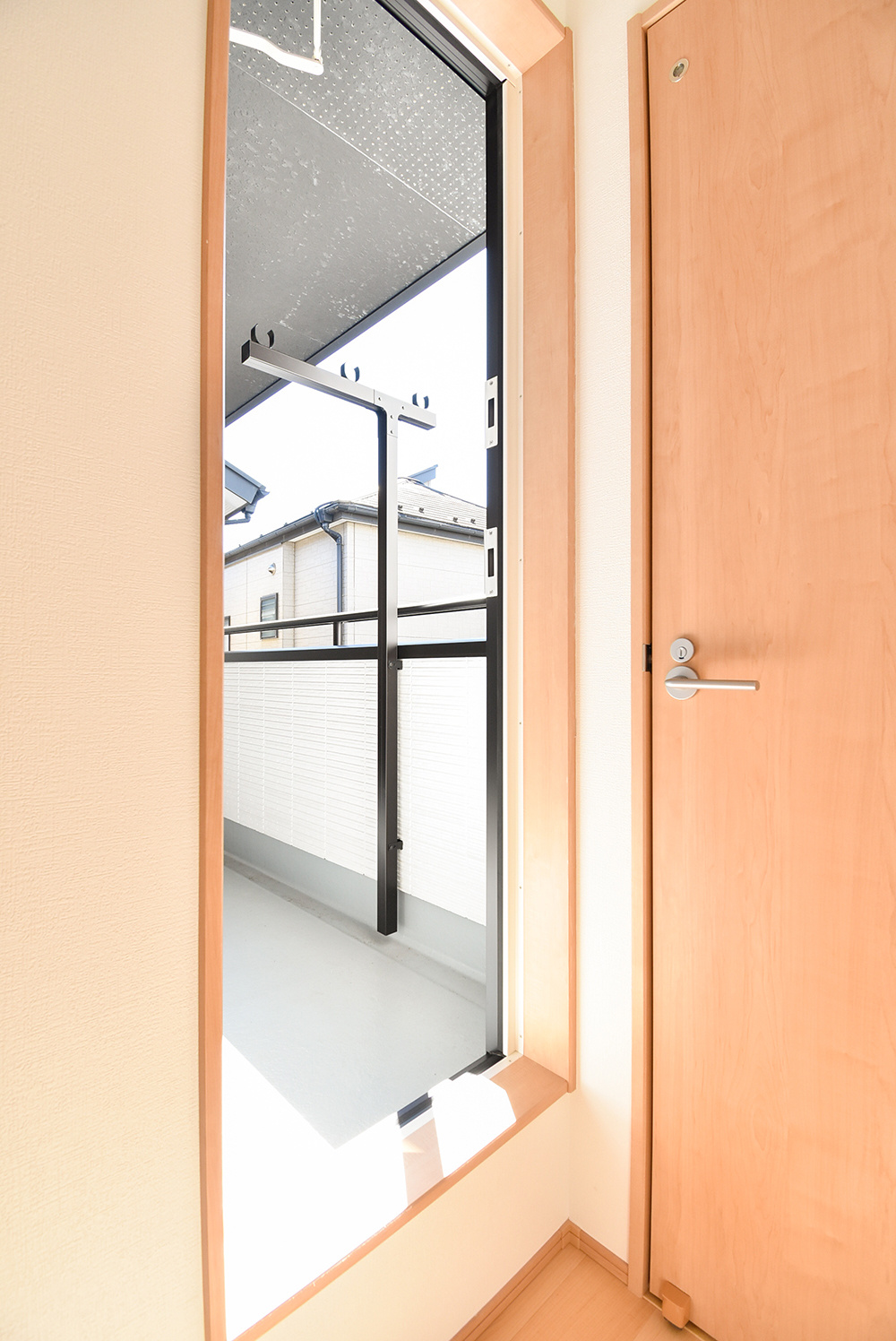 バルコニーへ続くドア