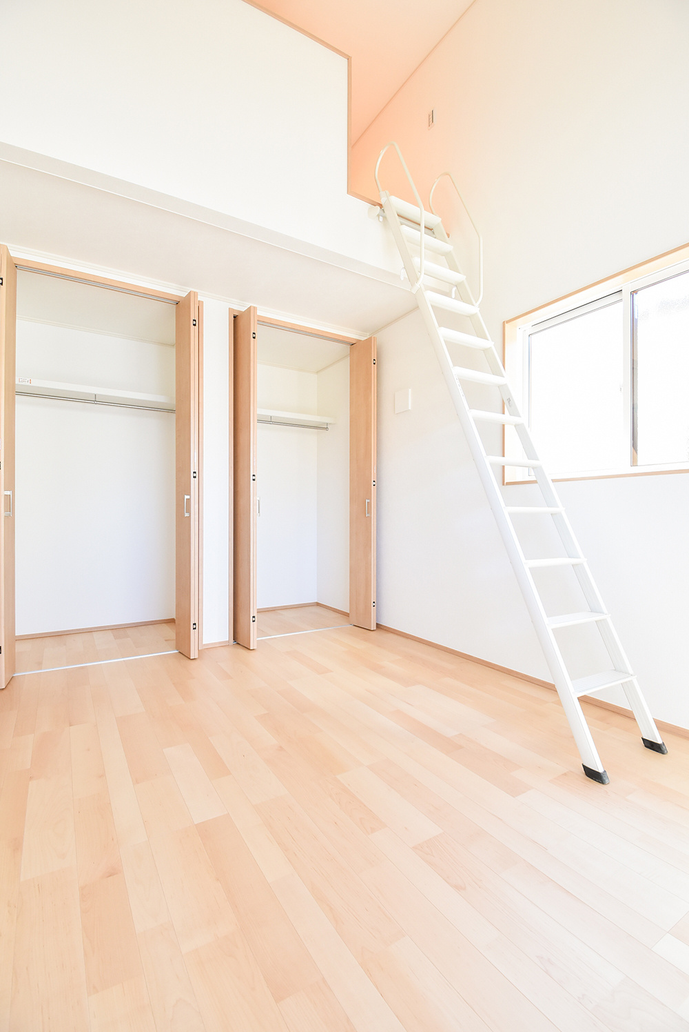 ロフト付きの洋室