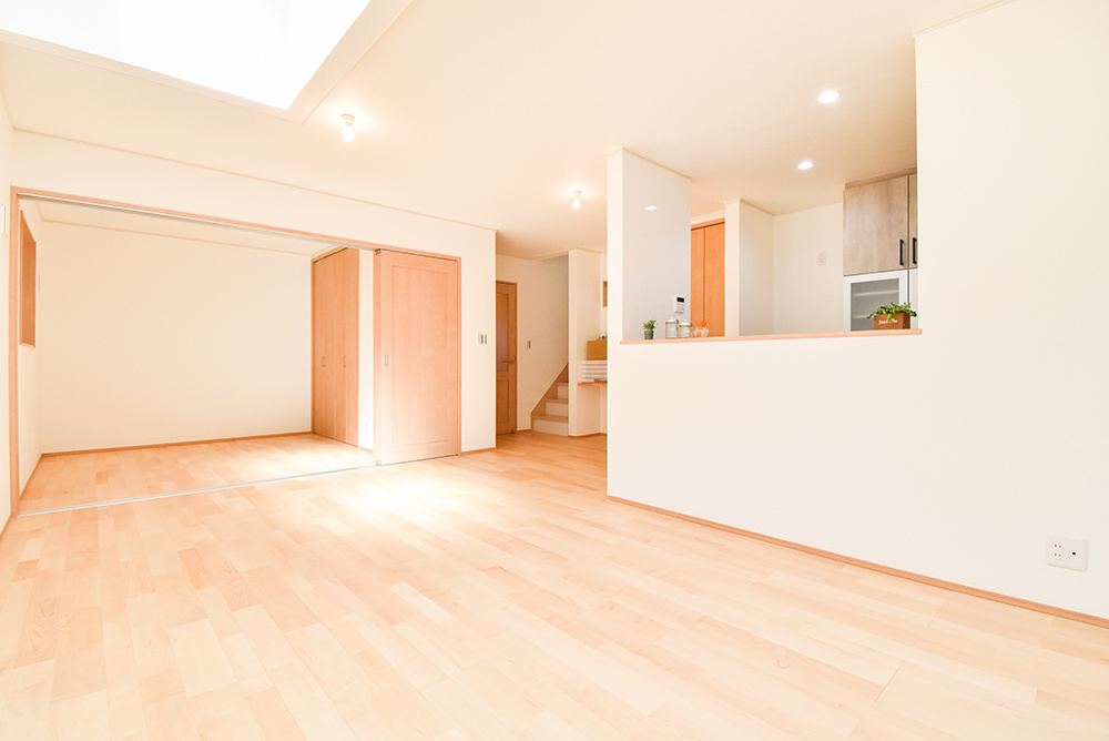 天窓から自然光が降り注ぐ、開放感あふれるリビングのある家