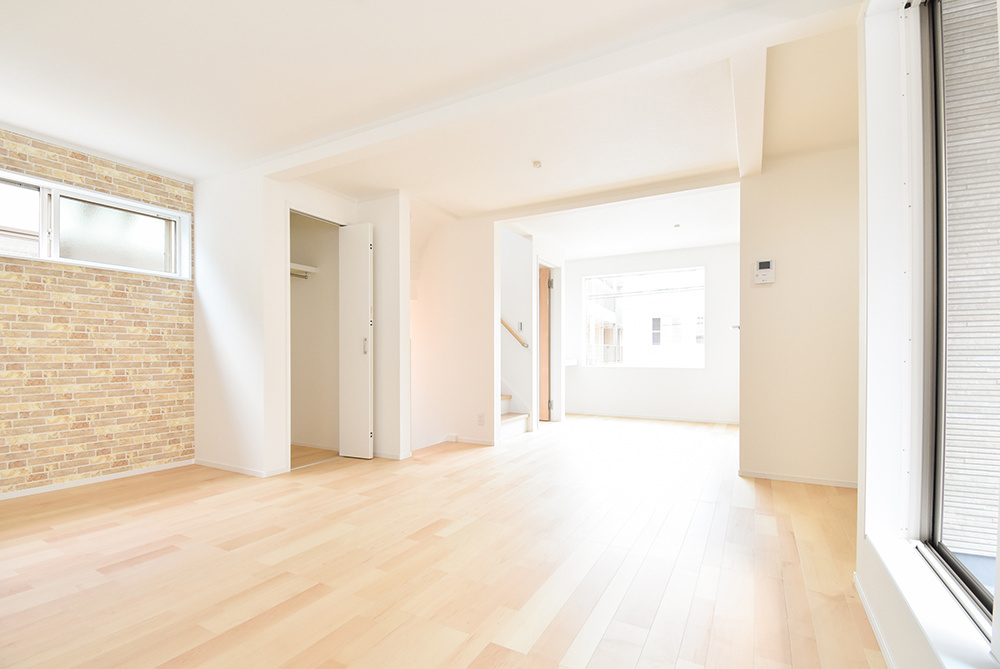 スカイバルコニーでおうち時間を楽しむ♪特注の大きなFIX窓から光が差し込む明るい家