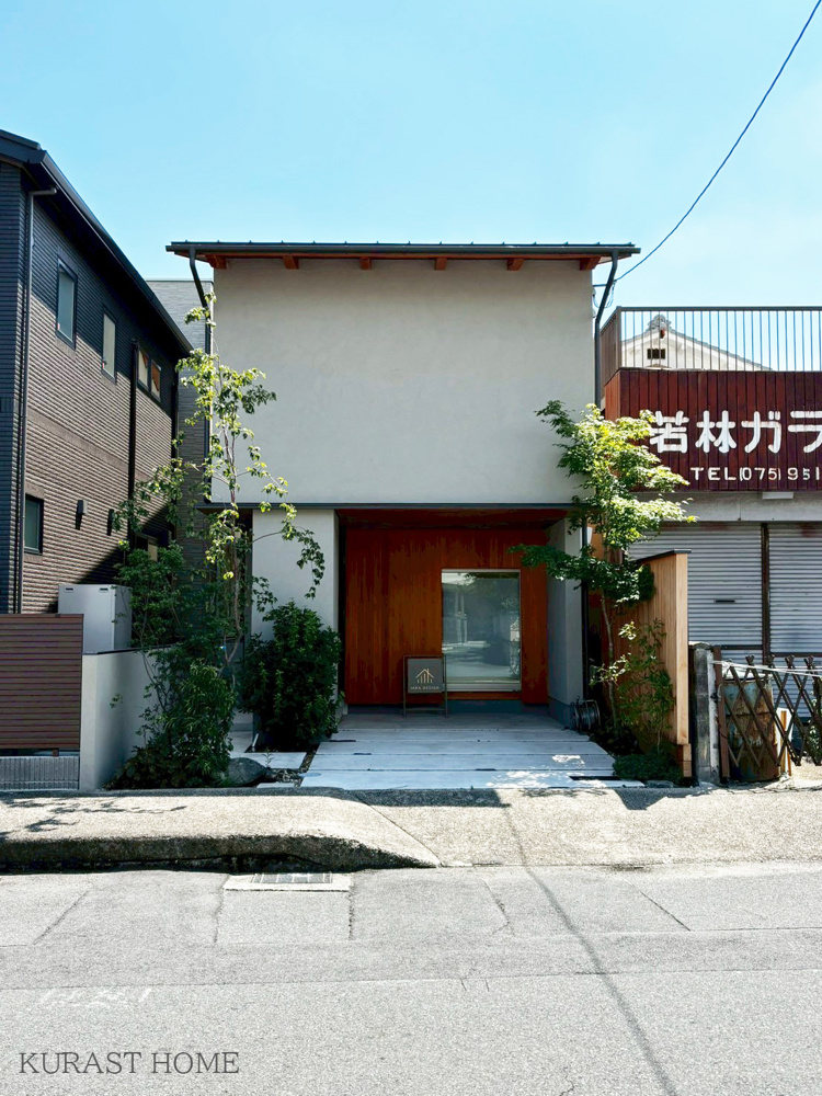 ミニマルで整った暮らしを。光と影のコントラストが美しい、ikka designのモデルハウス仕様物件の画像