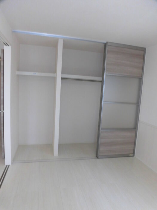 フィールドヴィレッジ5 洋室 大きな収納付き