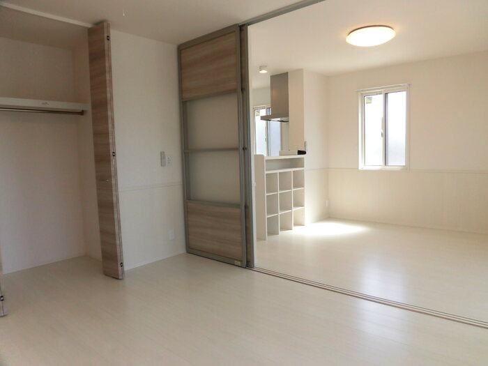 フィールドヴィレッジ5 リビング 白基調で明るく清潔感のある部屋