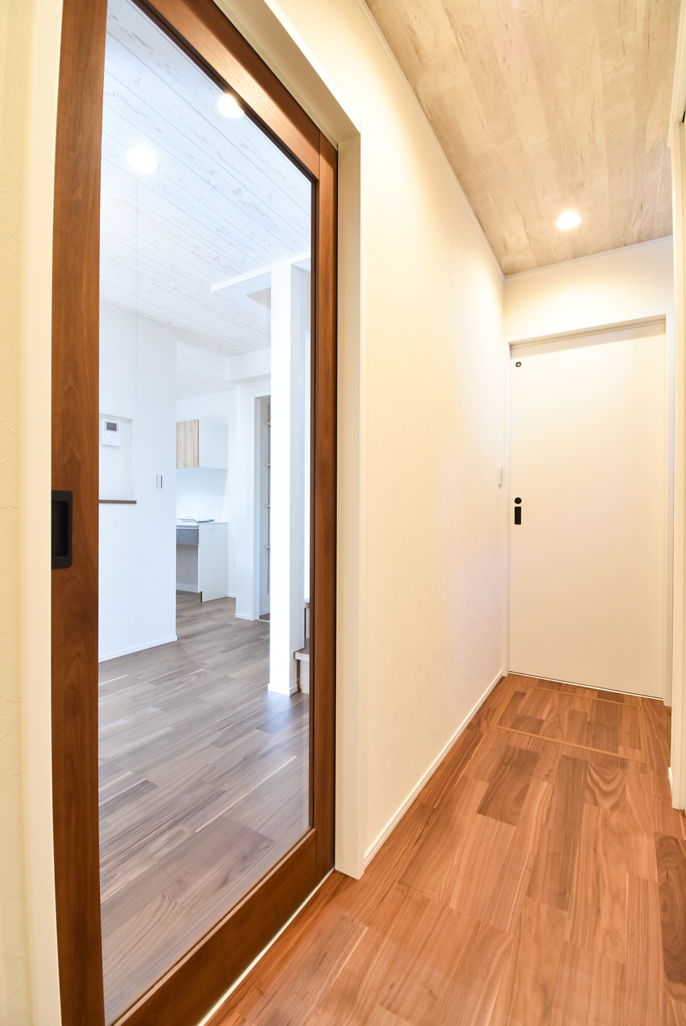 リビングのクリアガラスの扉