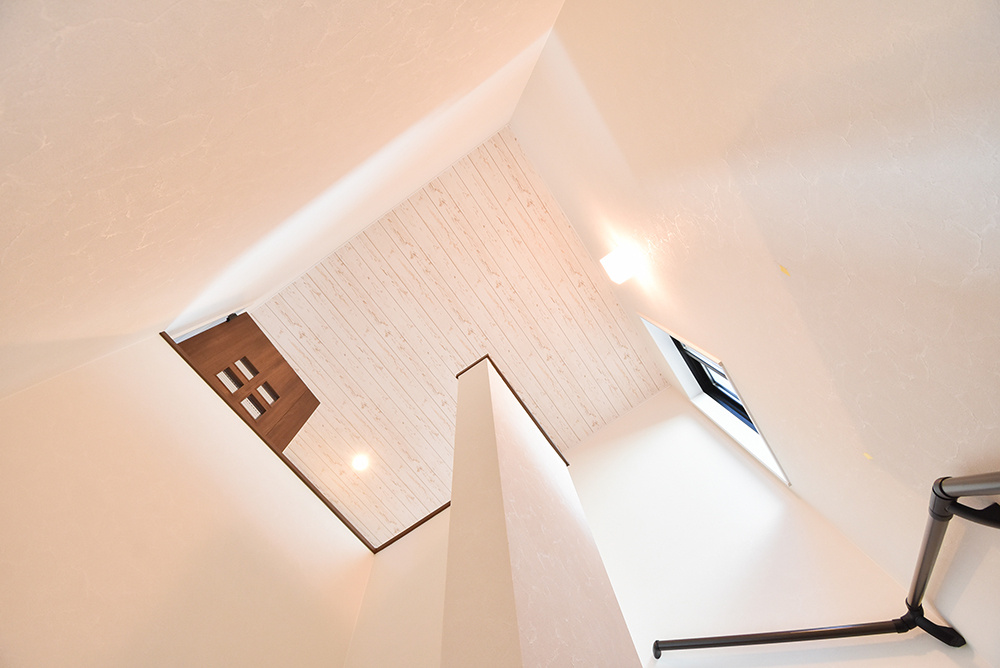 吹き抜けの階段