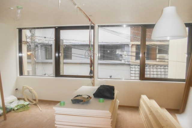 窓にポスターやステッカーを掲示する場合の注意点