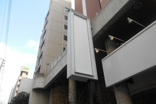 外壁に設置したポスターや看板を長持ちさせるコツ