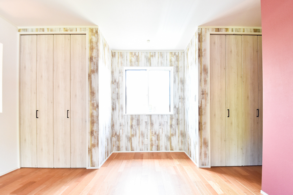 木目やアースカラーのクロス