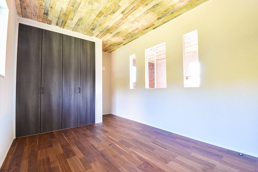 木目やアースカラーのクロス