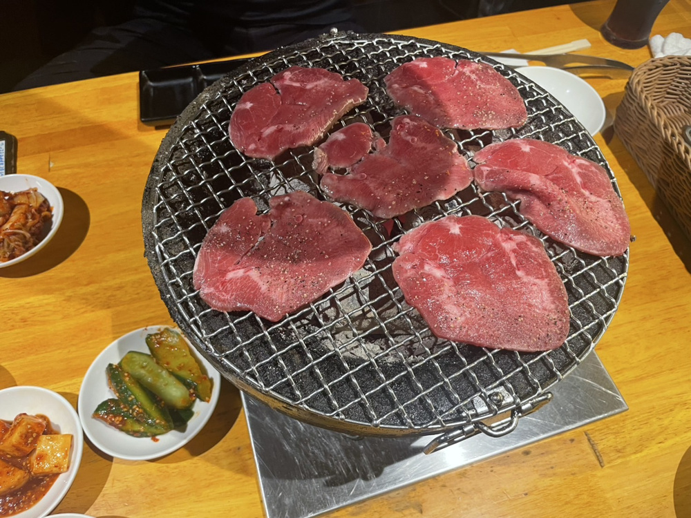 【三宮グルメ】三宮駅スグ！70種超の「七輪焼肉食べ放題」で肉欲爆発⁉の画像