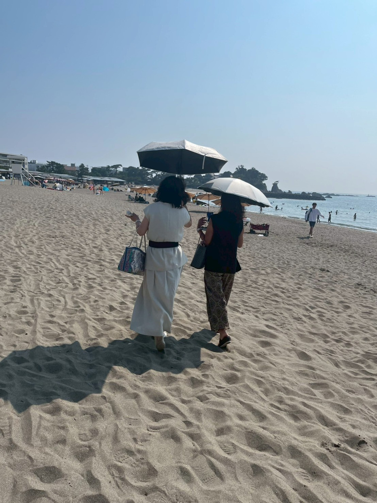 日傘でお散歩の画像