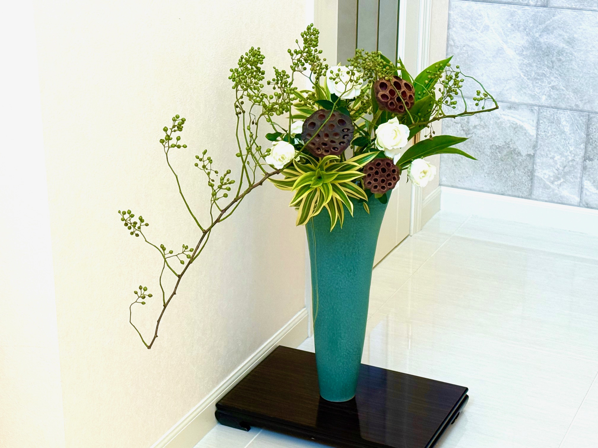 蓮の実の生け花の画像