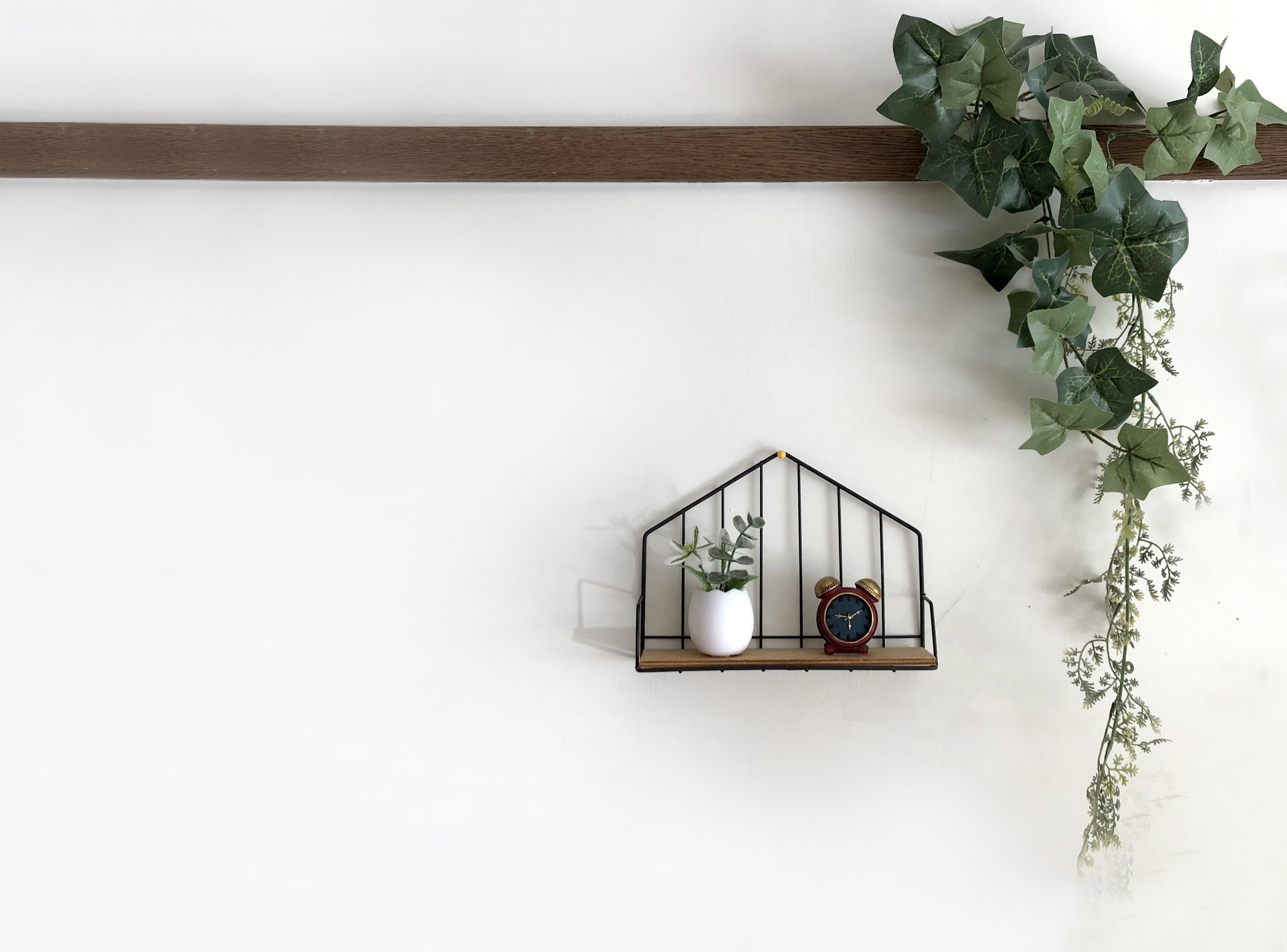 賃貸OK！壁を傷つけないピクチャーレール＆収納アイデアの画像