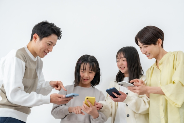 喜ぶ家族の写真