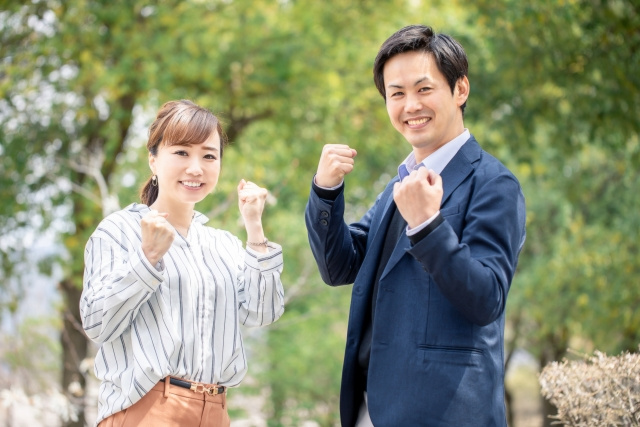 新居で喜ぶ夫婦