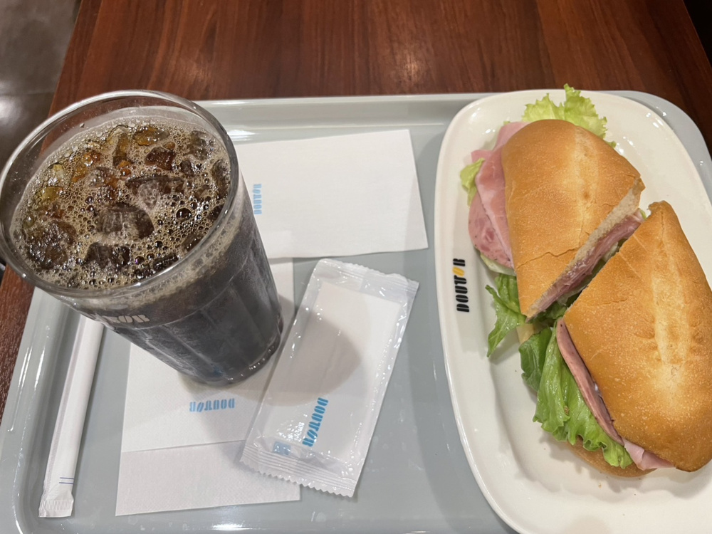 【六甲道駅すぐ】ドトールコーヒーで味わう至福のミラノサンドとアイスコーヒー｜喫煙席ありの画像