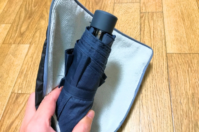 濡れた傘の水滴対策はどうする？