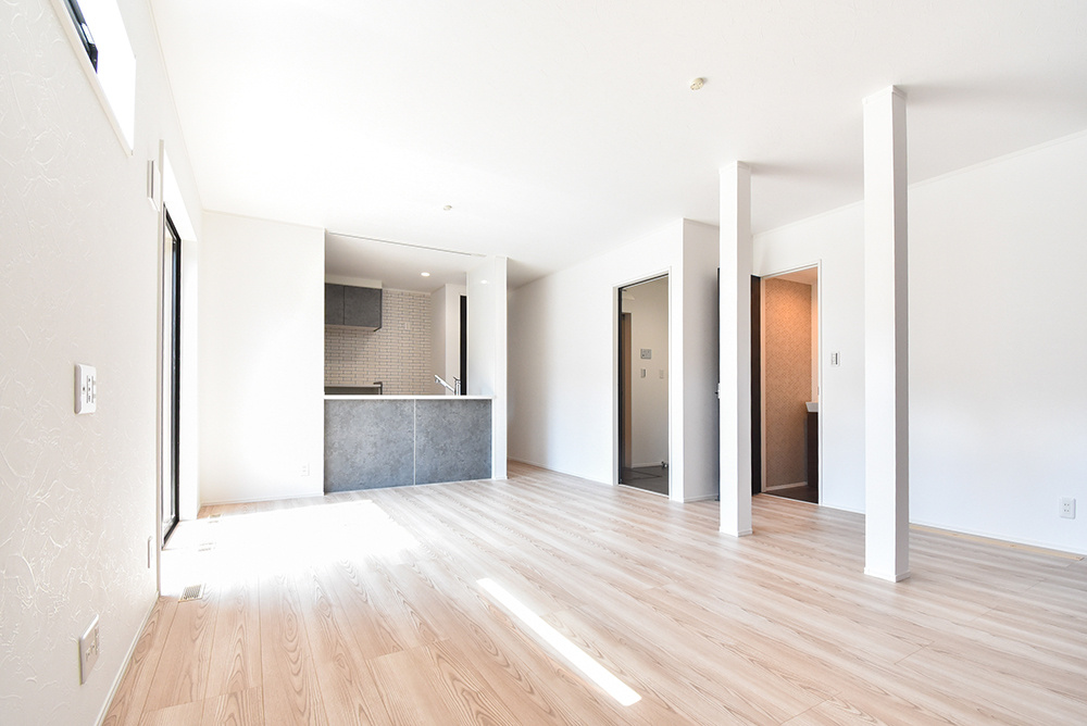 グレーのアクセントで洗練された空間と、玄関からリビング直結の快適な動線が魅力の家