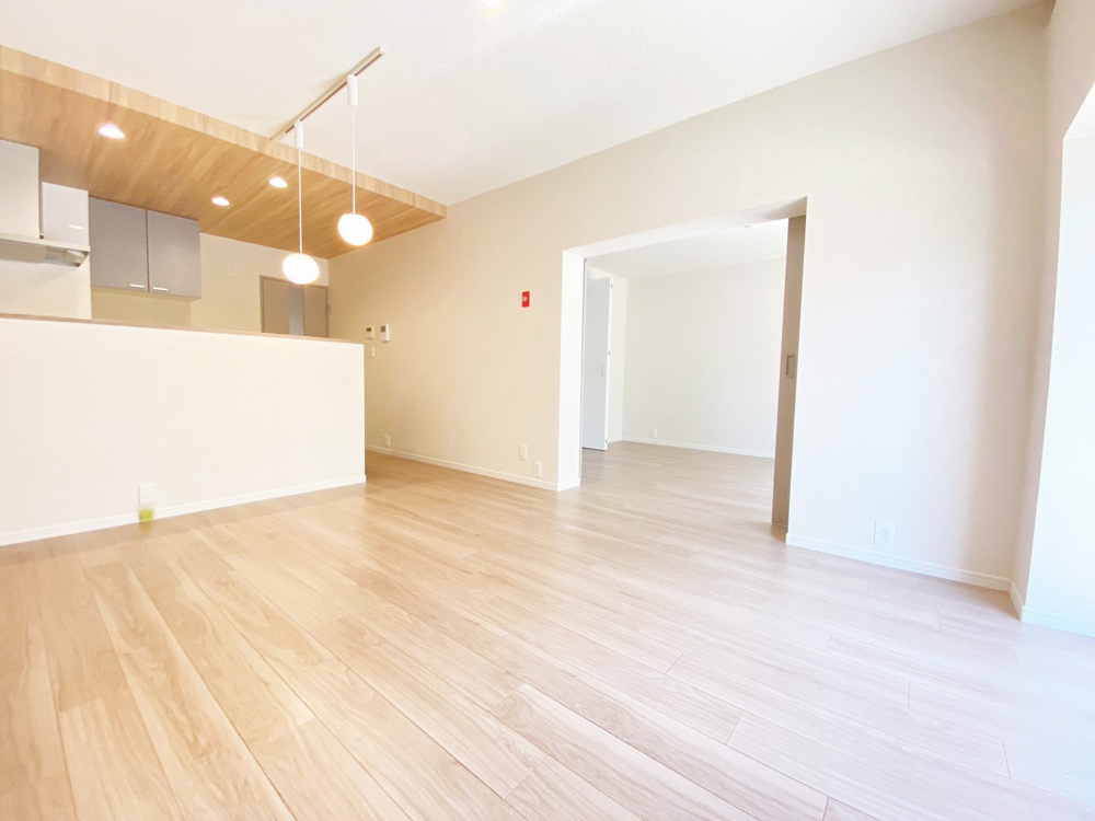 シンプルで落着いた印象が素敵！クリーンで上品なデザインのリノベマンション―ハイコーポ長岡京B棟1階―の画像