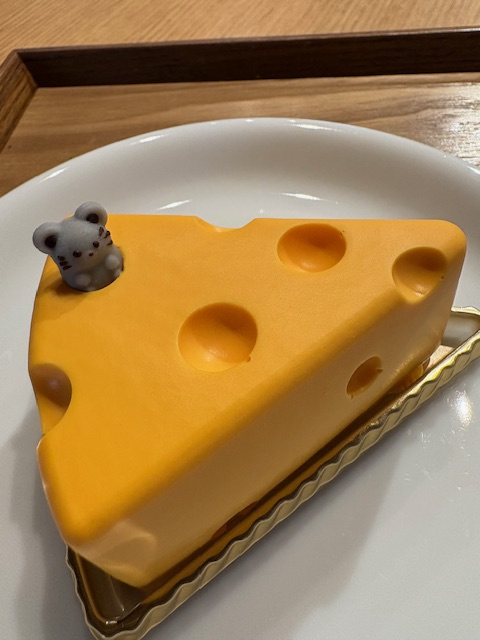 チーズケーキにネズミのってました。パスタは普通にうまいの画像