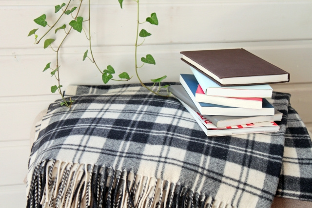 冬インテリアの決め手は“素材感”！ラグ・ブランケット活用術の画像