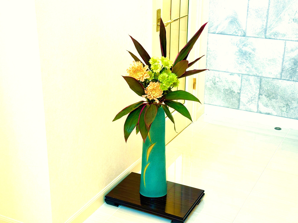 マムを使った生け花の画像