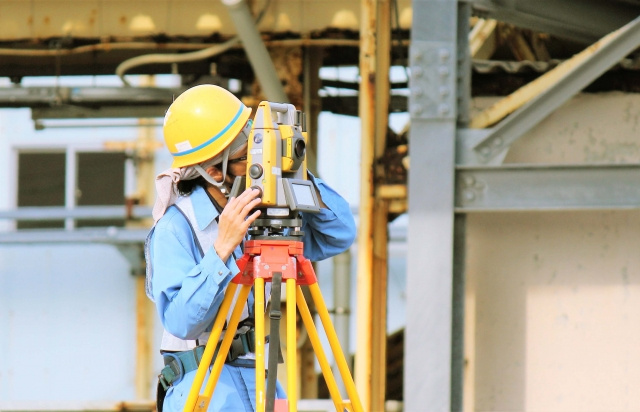 土地を売却するとき測量は必要？費用や実施すべきケースについても解説