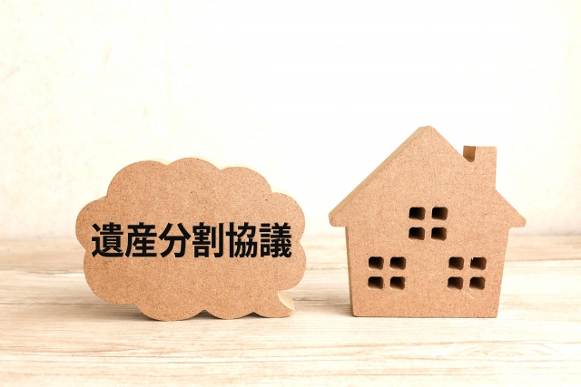 遺産分割前でも不動産売却は可能？必要な手続きや注意点についても解説