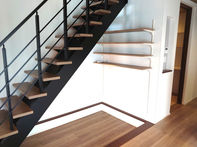 階段下を収納にリフォームする方法は？費用や注意点も解説の画像