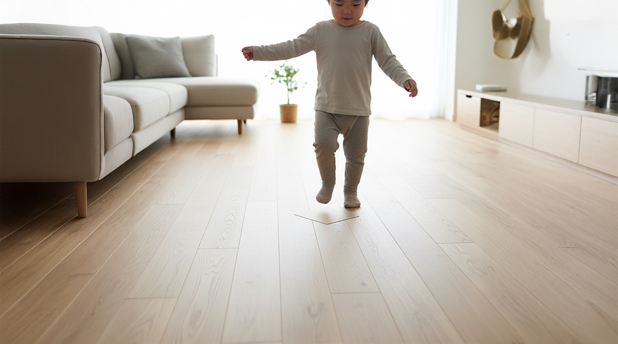 遮音性の高いフローリングを歩く子供