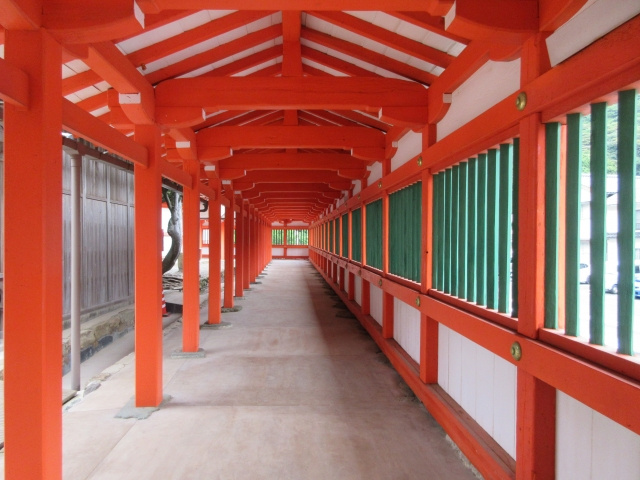 夜に浮かぶ朱塗りの社殿は必見！