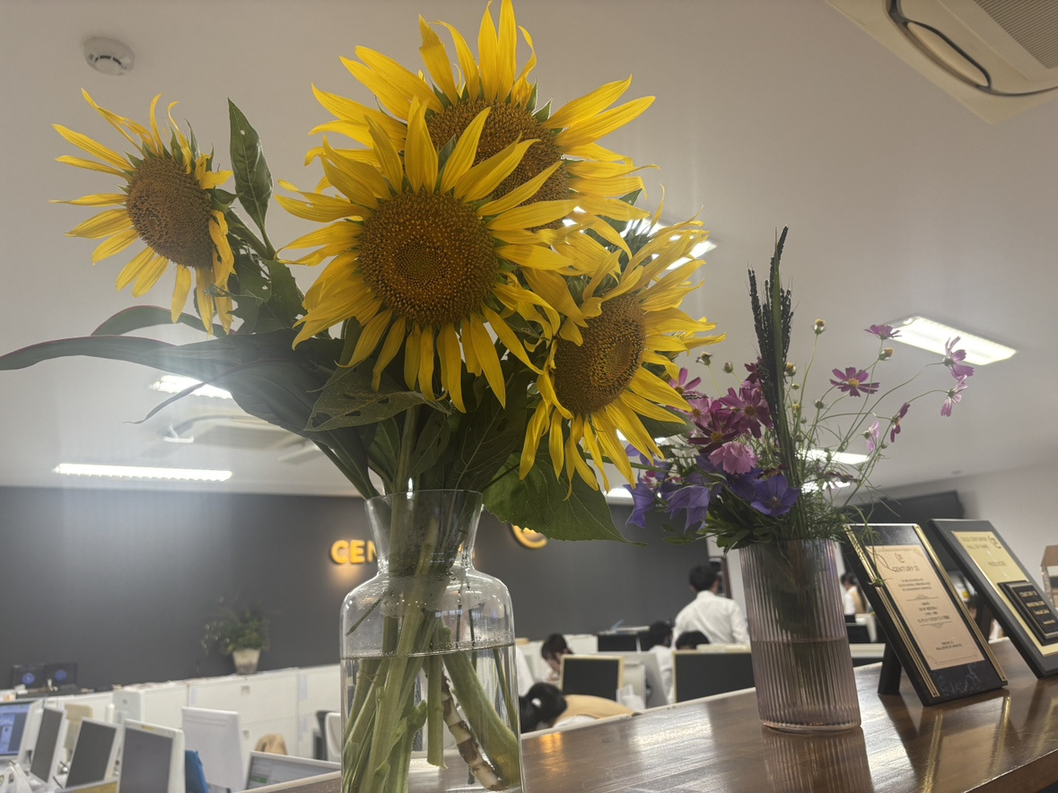店舗に夏の彩りを：大きなひまわりを飾りました！の画像