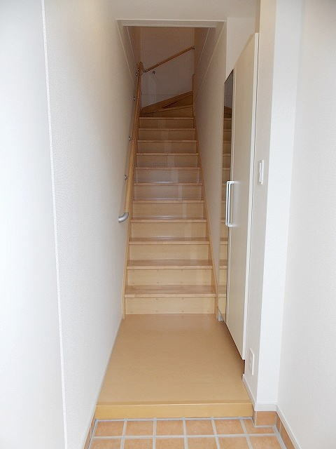 玄関ドアと内側の様子