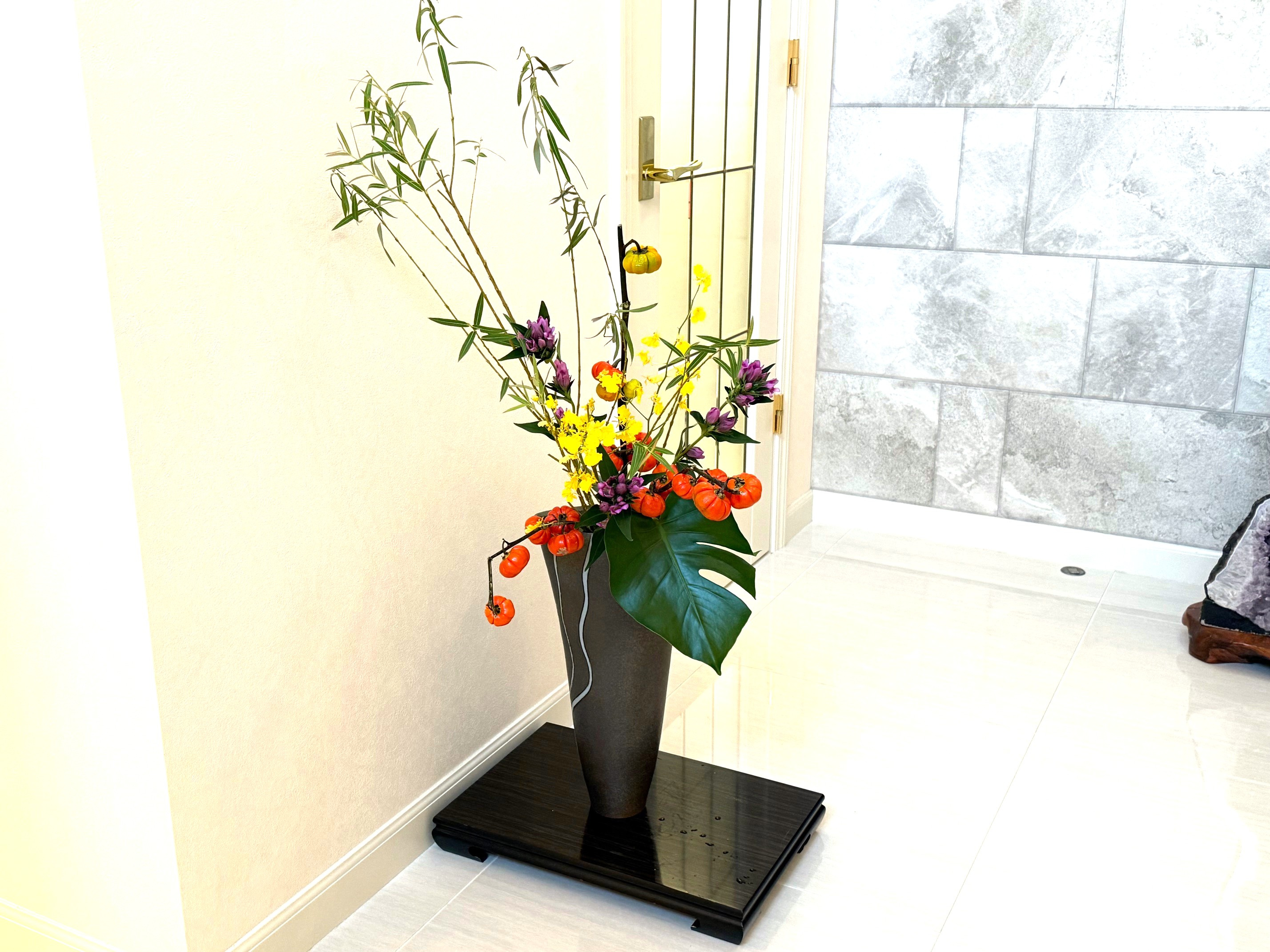 花なすを使った生け花の画像