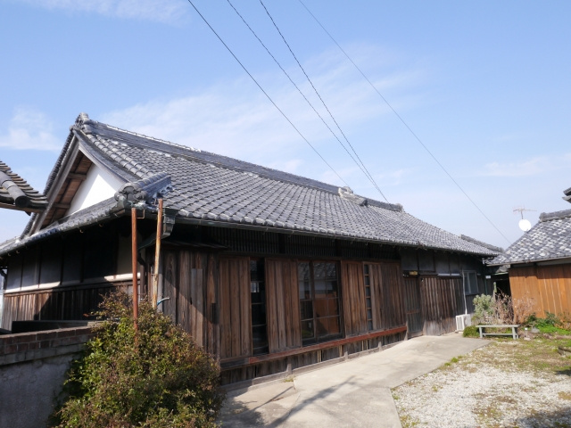  空き家・築古の家、放置すると危険！管理の負担と売却のポイントの画像