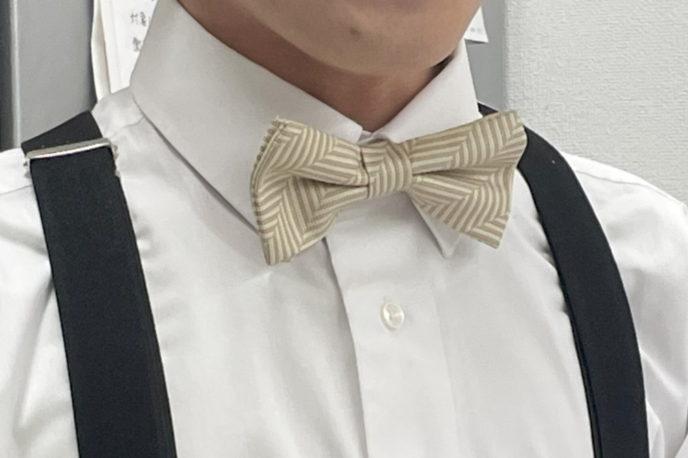 蝶ネクタイとサスペンダーの画像