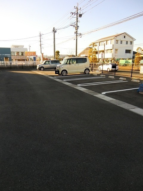 敷地内駐車場（舗装・区画あり）