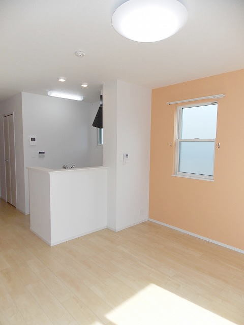 11.9帖の洋室リビング、南向きで明るい室内