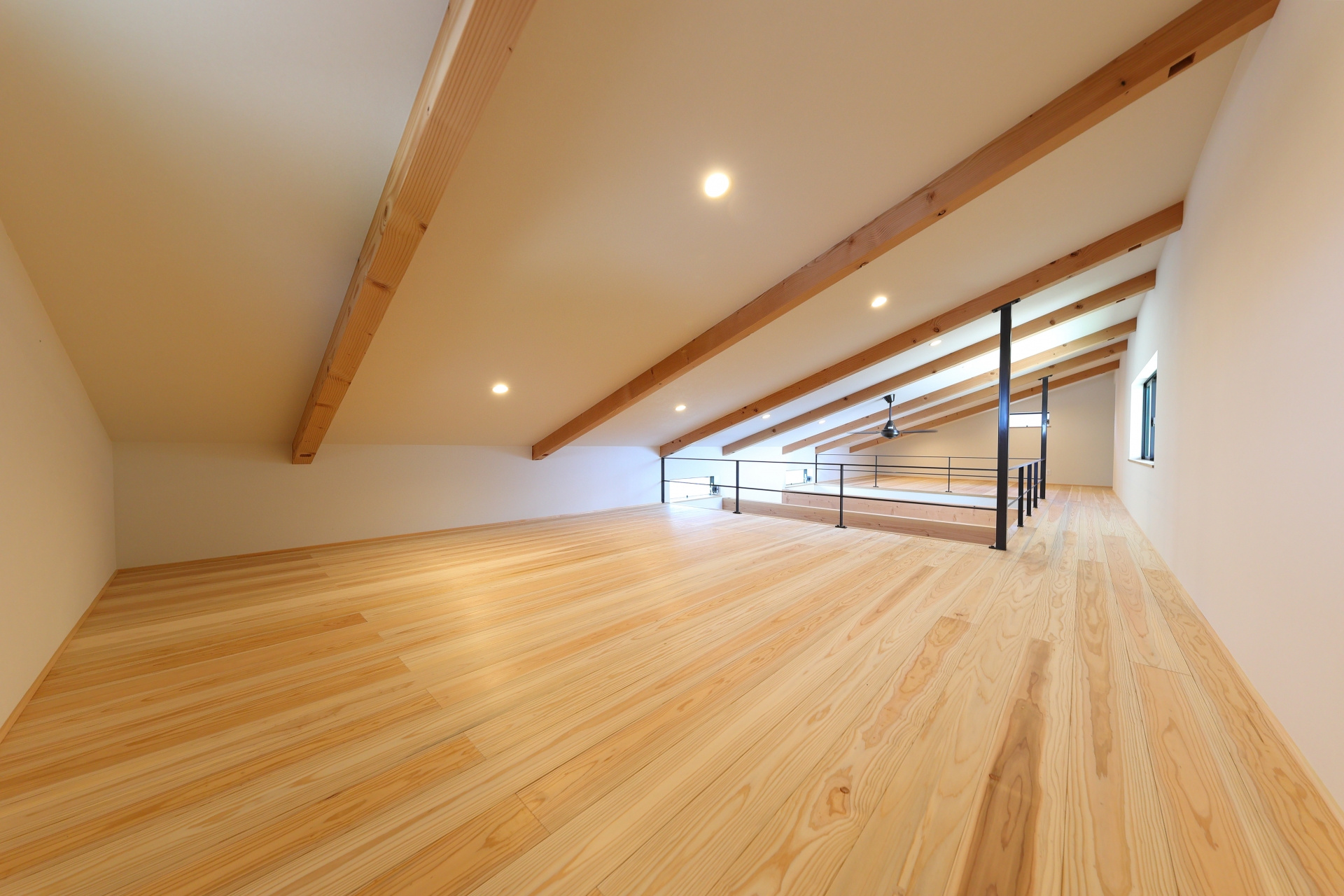 屋根裏収納の実用性はどこにある？ロフトとの違いや設計の工夫も紹介の画像