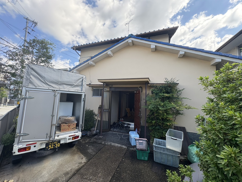 奈良市中山町の戸建てを買取しました！秋空の下でお荷物撤去中ですの画像