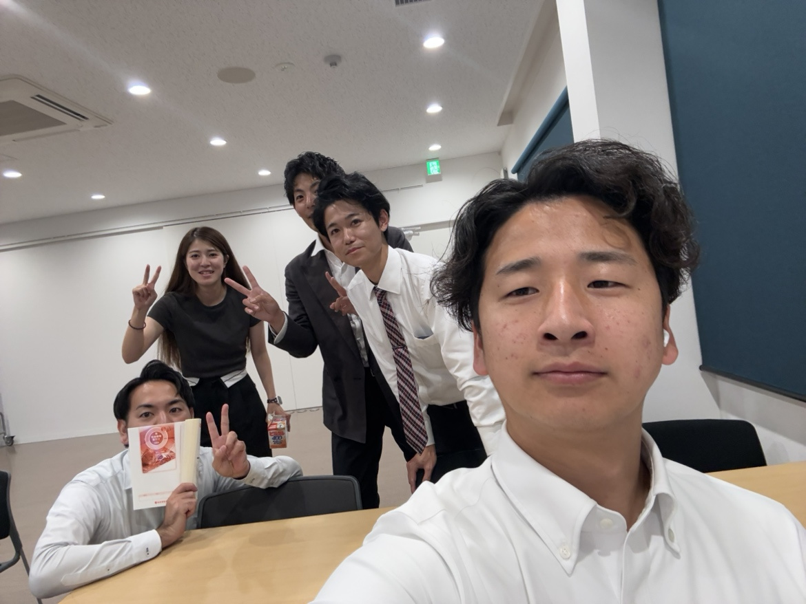 宅建チーム、夜のセミナールームで勉強中！✨の画像