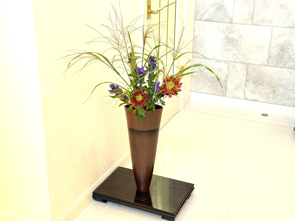 ススキで楽しむ生け花の画像