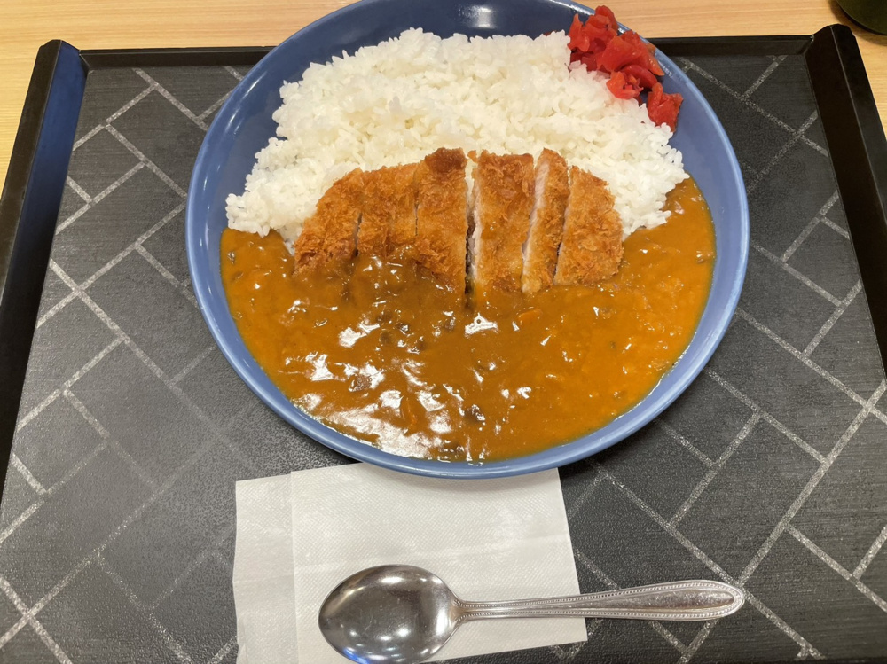 宮本むなしで楽しむ！満腹必至のカツカレー大盛ランチの画像
