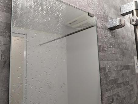 浴室の鏡、放っておくとどうなる？オーナー様に知ってほしい「鏡の劣化と対応方法」の画像