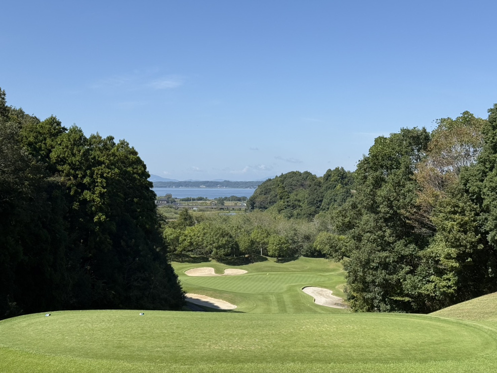 海の見えるゴルフ場の画像